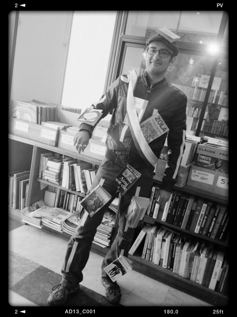 Les photos de la performance dite du « Fan de Lecture » à la librairie La Sorbonne – Brouillon de Culture