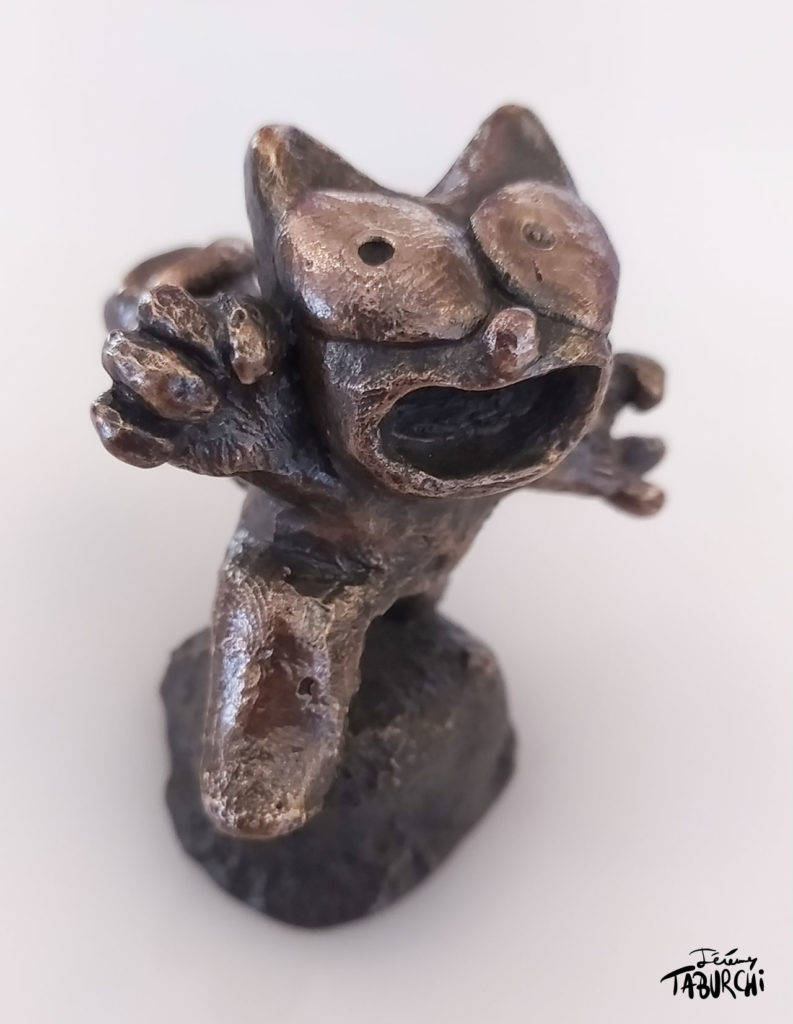 Une patine brossée sur une figurine en bronze