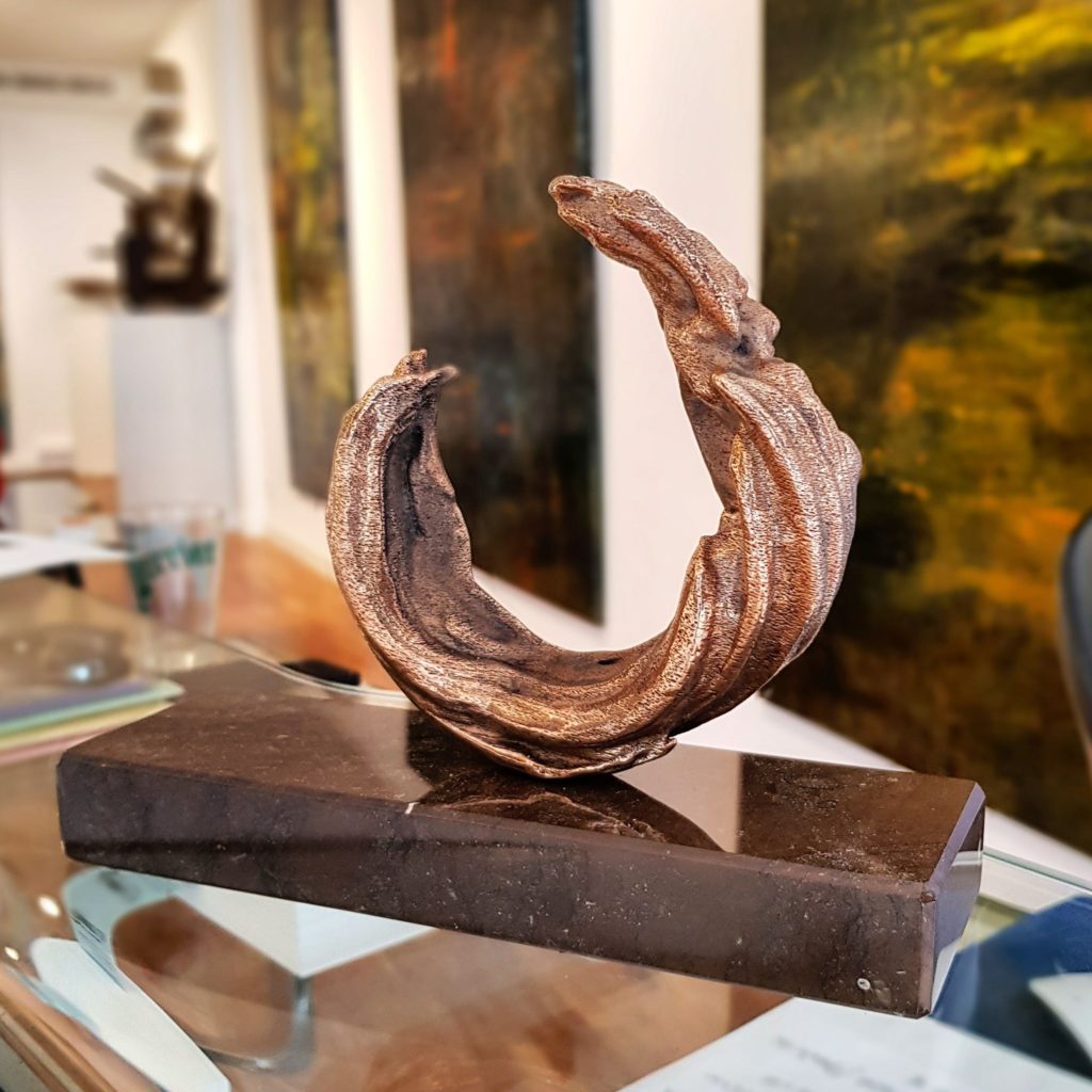 Une sculpture en bronze exposée à la Ferus Gallery