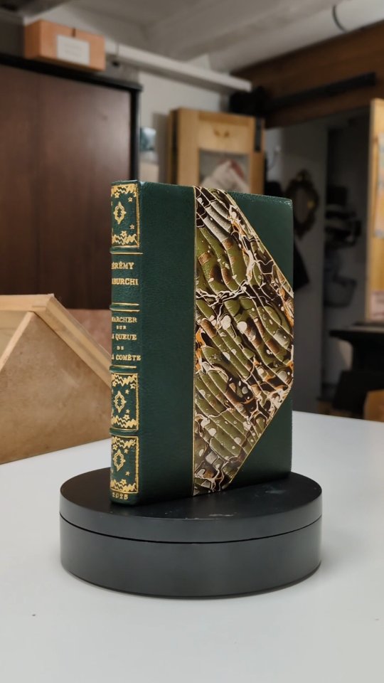 Exemple d’une reliure demi-cuir à coins