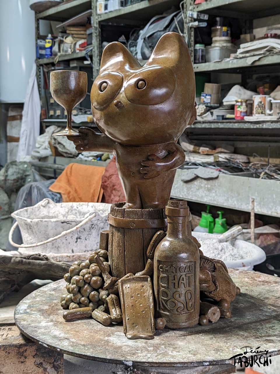 Une sculpture en bronze d’un Chat gourmand