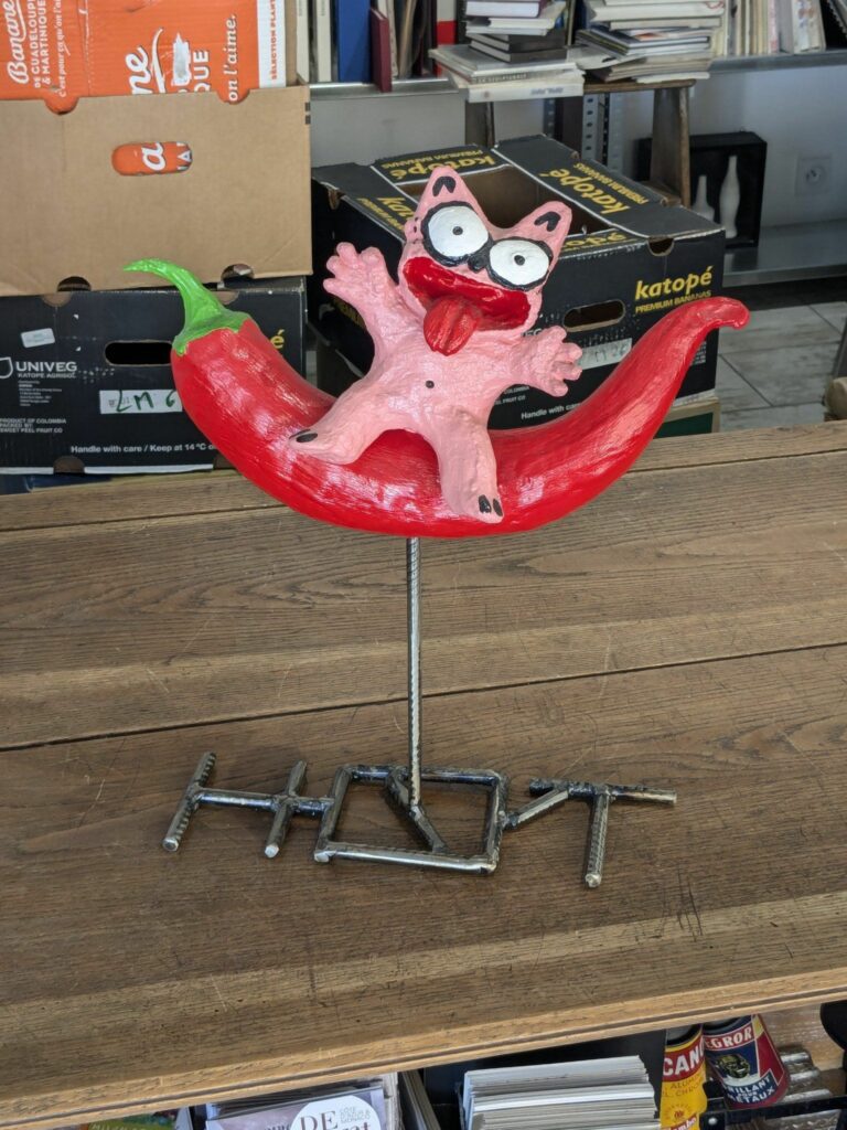 Une sculpture du Chat Rose