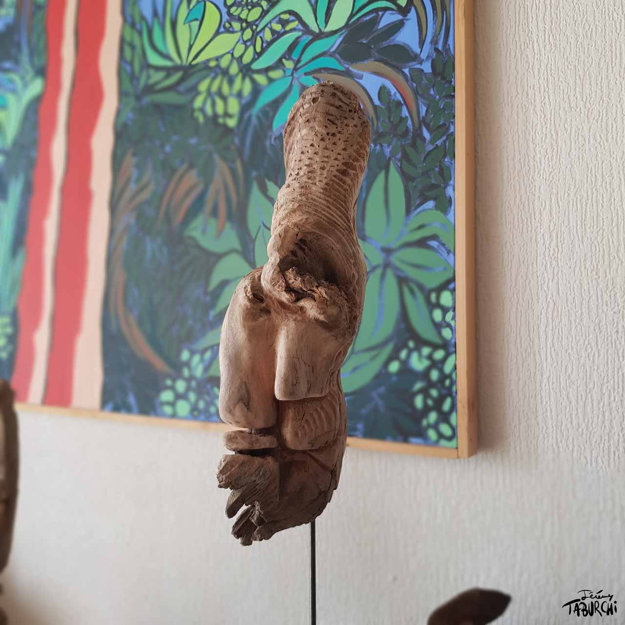 Une sculpture en bois flotté