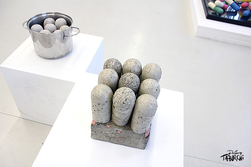 In et Out, une installation de gélules par Jérémy Taburchi